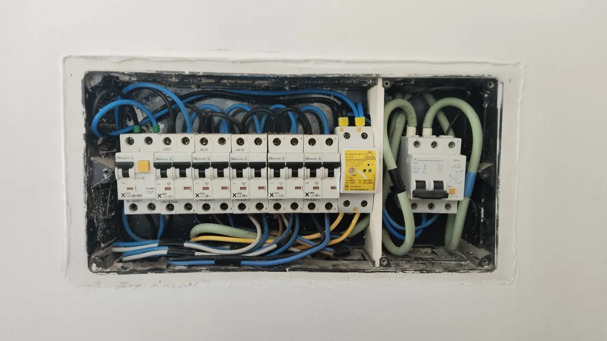 Cuadro de vivienda recién montado y ordenado, La Postura