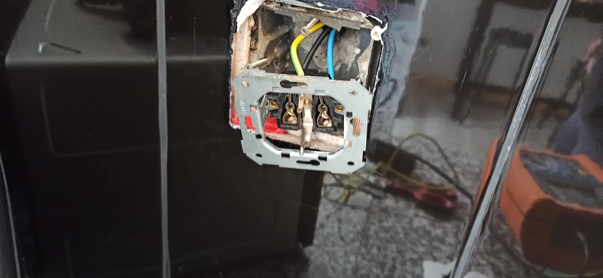 Enchufe quemado por sobrecarga: avería en vivienda de La Postura