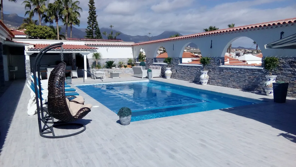Piscine terminée avec éclairage et pergola dans une villa à Callao Salvaje