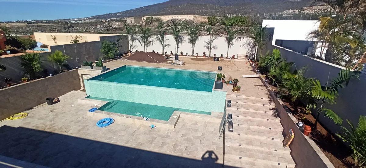 Fertiger Swimmingpool mit Beleuchtung, Fañabé