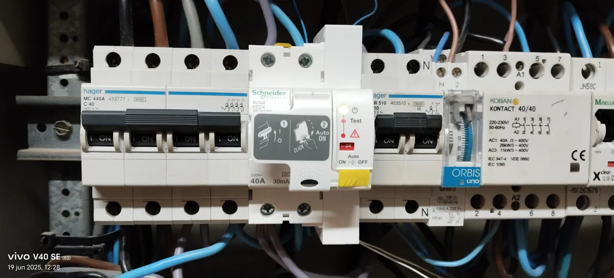 Fila de magnetotérmicos con contactor de tarifa, Fañabé