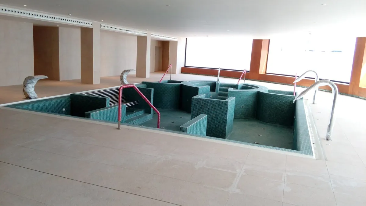 Piscina interior y spa en obra con iluminación empotrada, Playa Paraíso