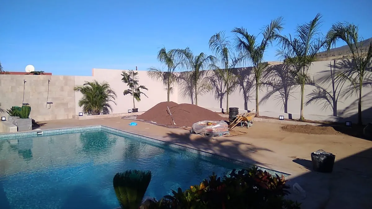 Piscina terminada con apliques de muro y balizas