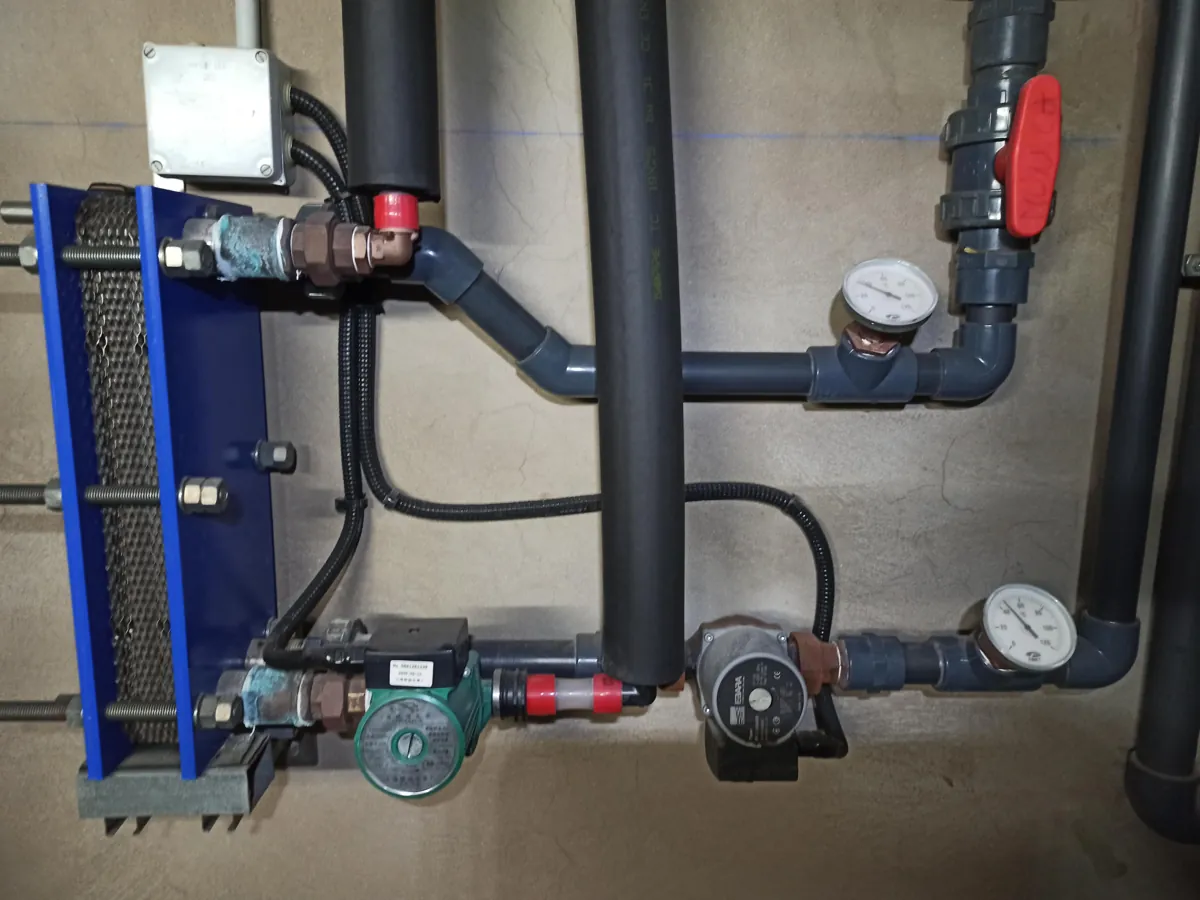Wärmepumpe und Pumpen in einem Pooltechnikraum, Torviscas Bajo